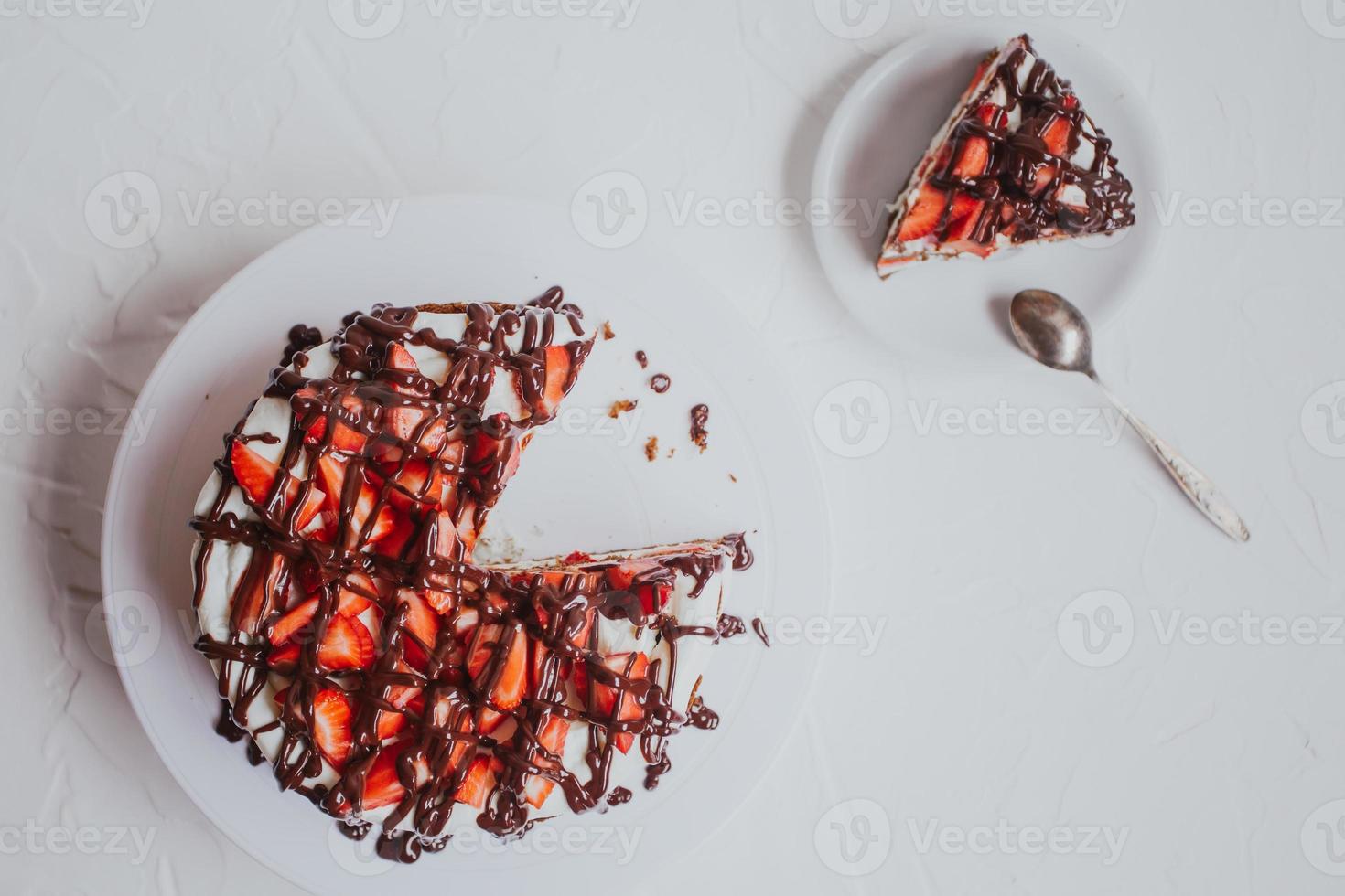 heerlijke zelfgemaakte chocoladetaart met aardbeien foto