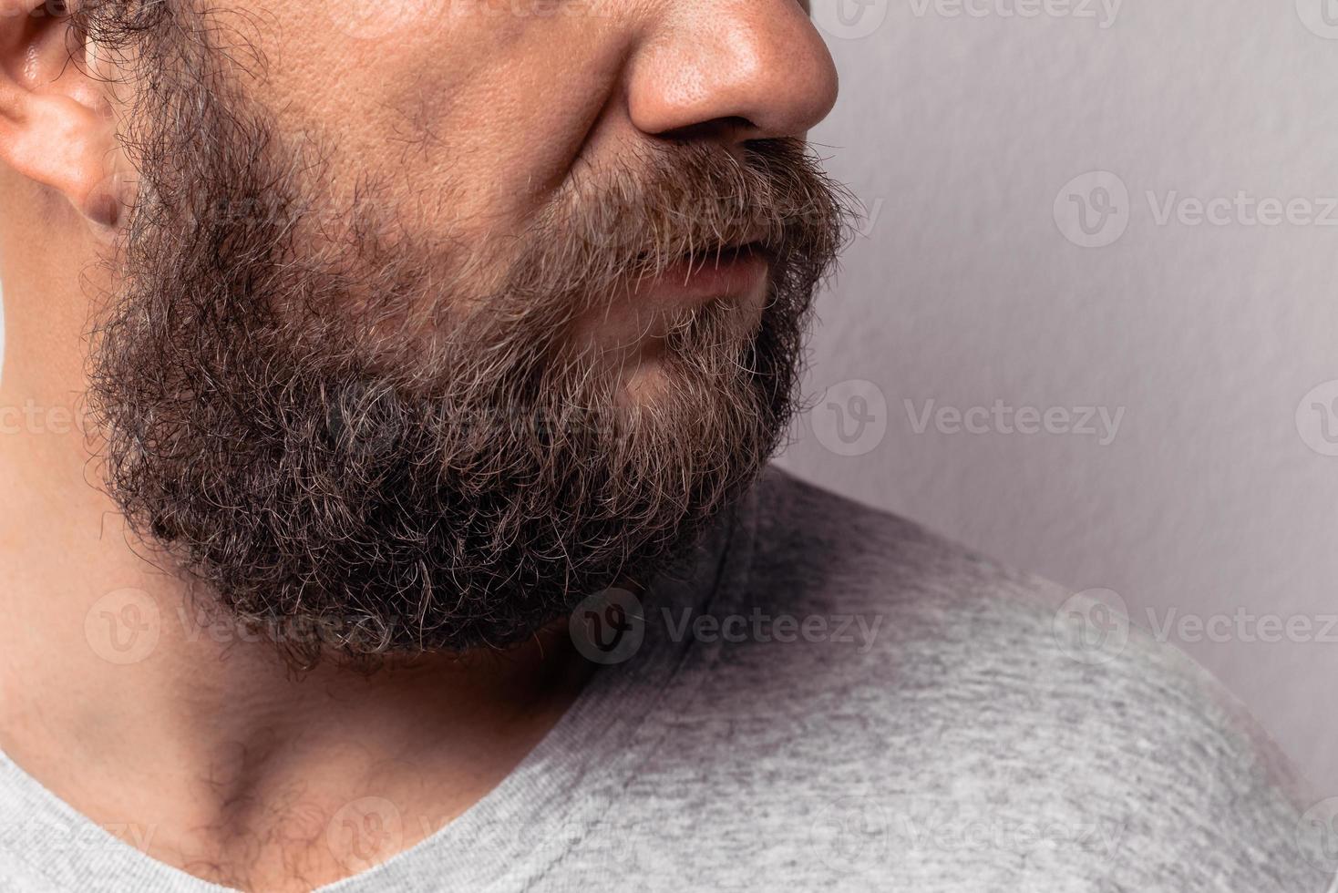 lange baard en snor van knappe bebaarde man foto