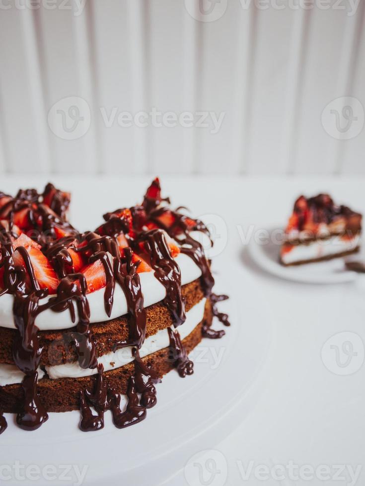 heerlijke zelfgemaakte chocoladetaart met aardbeien foto