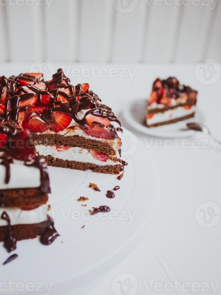 heerlijke zelfgemaakte chocoladetaart met aardbeien foto