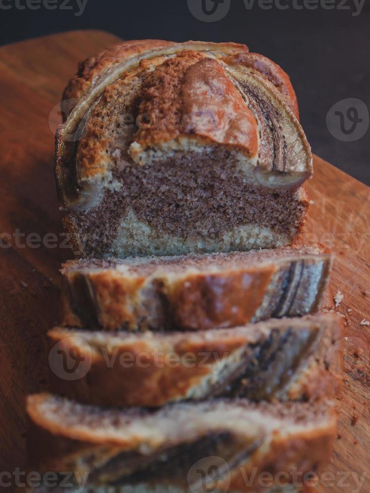 huisgemaakt bananenbrood met kaneel en walnoten. foto