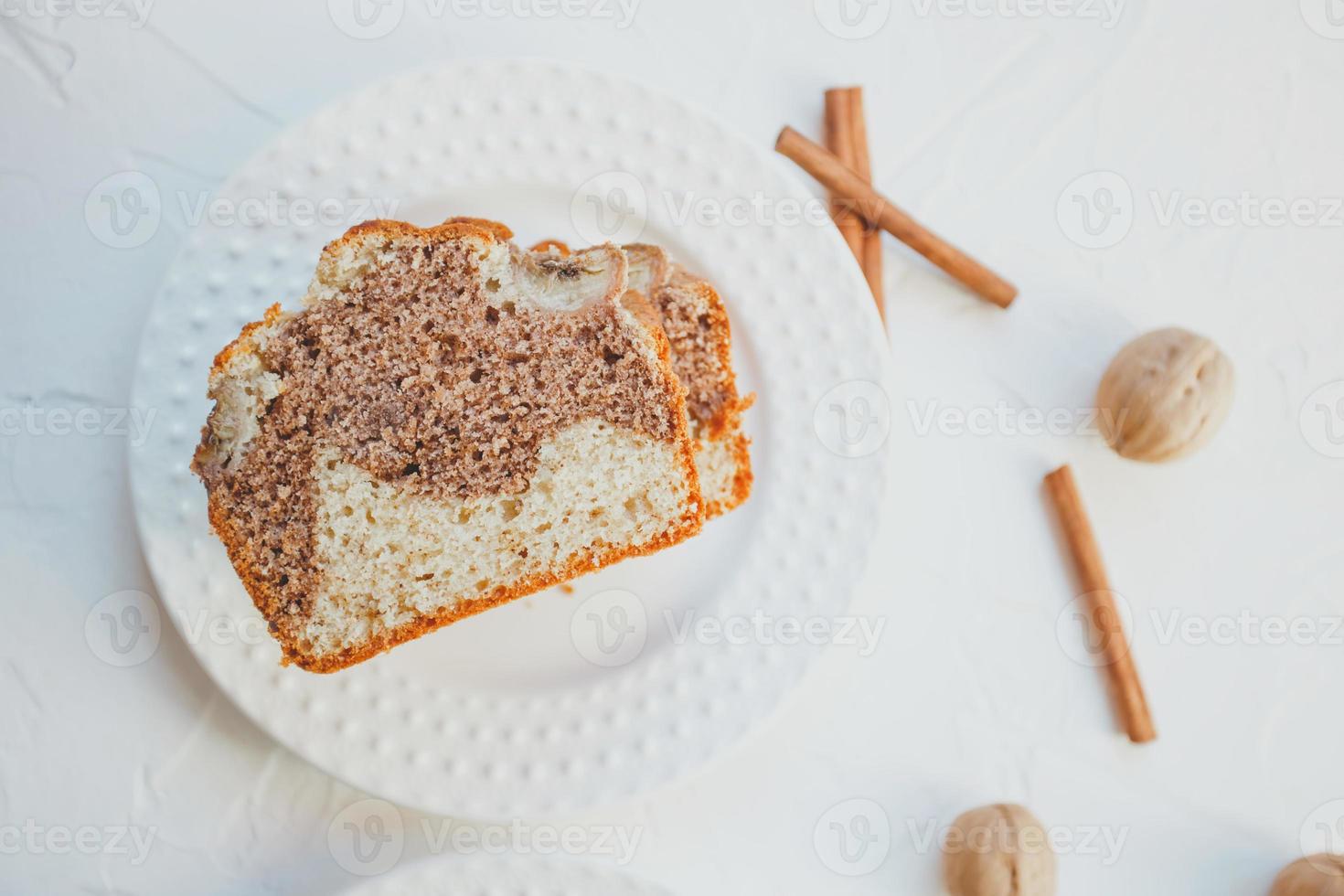 huisgemaakt bananenbrood met kaneel en walnoten. foto