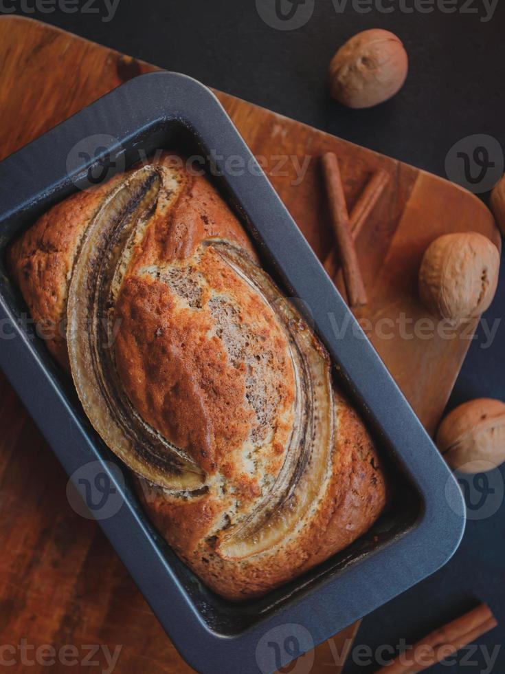 huisgemaakt bananenbrood met kaneel en walnoten. foto