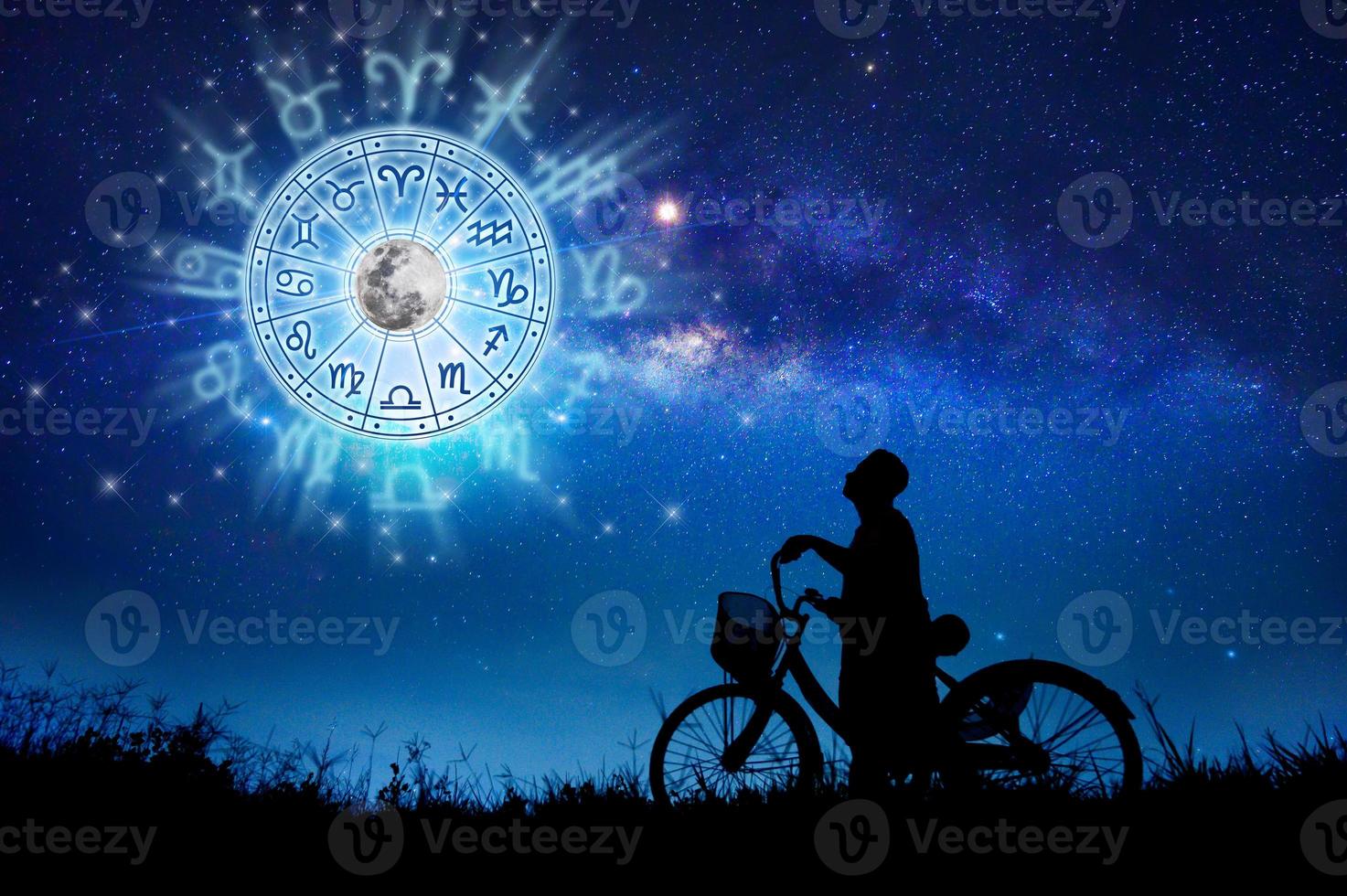 sterrenbeelden binnenkant van horoscoop cirkel. astrologie in de lucht met veel sterren en manen astrologie en horoscopen concept foto