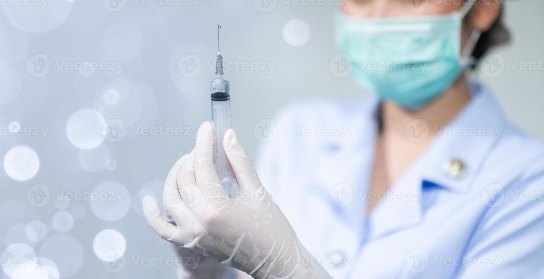 de dokter zette een masker op en injecteerde met coronavirus covid-19. foto