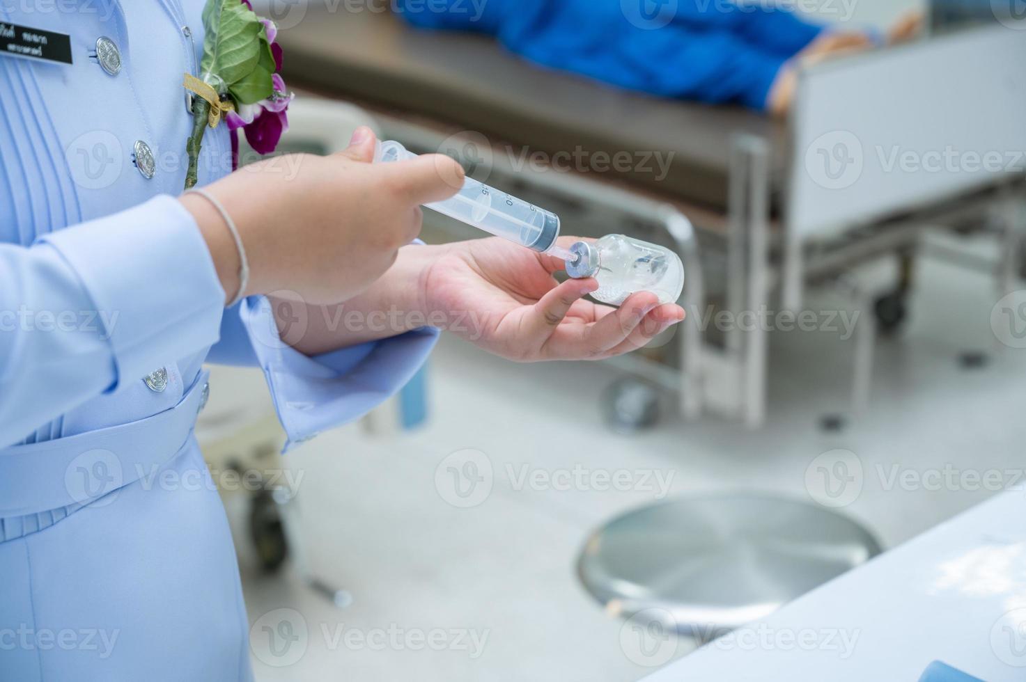 de arts gebruikt een spuit met het vaccin om de zieke persoon te behandelen covid19 foto