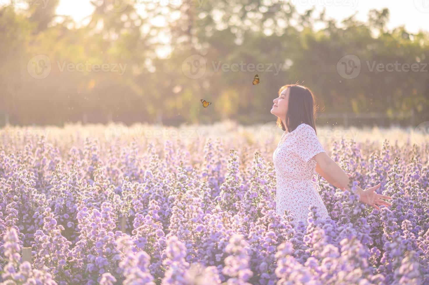 vrijheid en gezond een meisje dat haar armen uitstrekt in de zon tussen de vlinders foto