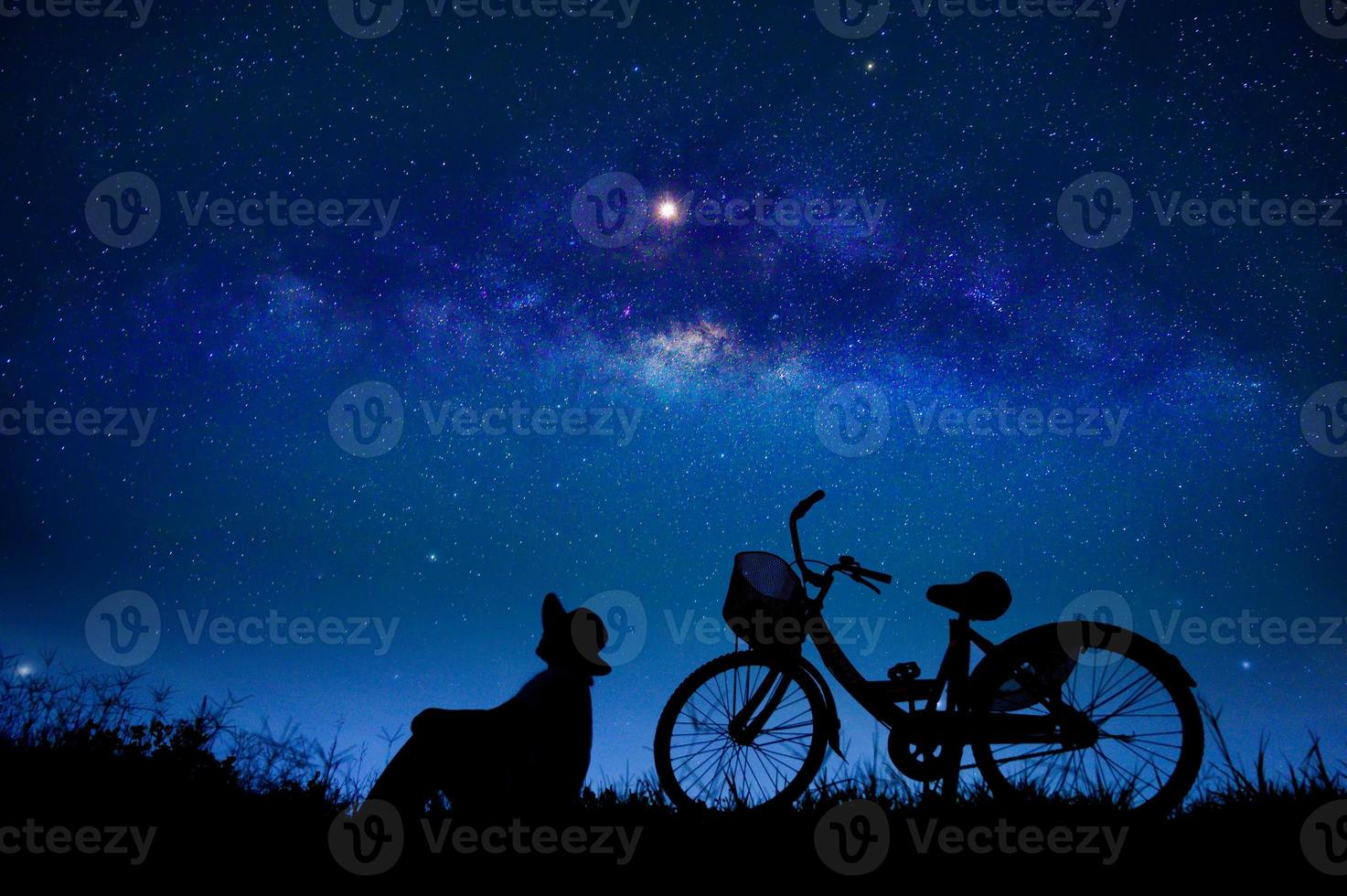 de persoon fietst midden in het sterrenstelsel foto