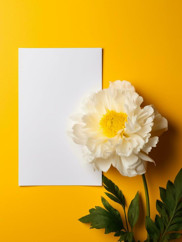 tropisch bloemen achtergrond met blanco papier kopiëren ruimte. ruimte voor tekst foto