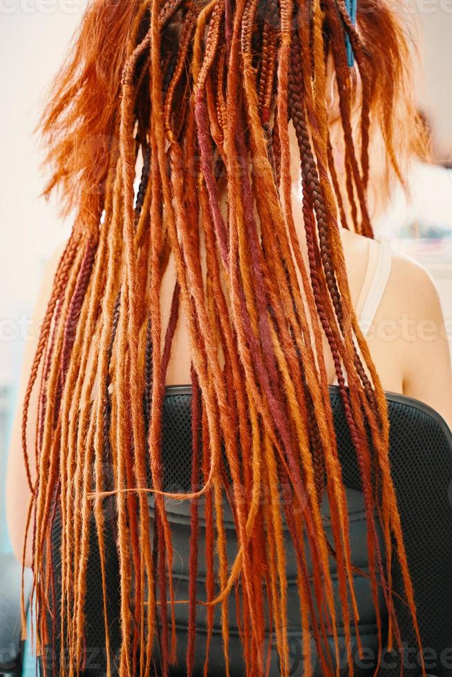 close-up van meisje terug met afro vlechten vlechten en kanekalon dreadlocks. foto