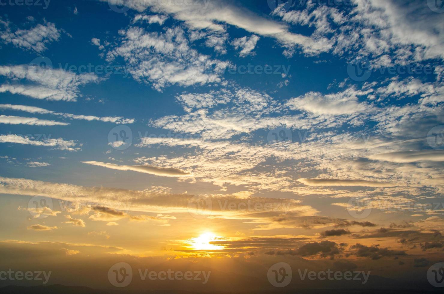 cirrocumulus ochtendhemel kleine en grote wolken zijn dicht met de zon eronder foto