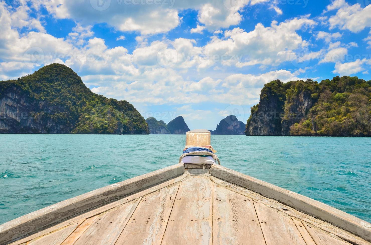 traditionele houten boot in de andamanzee omliggende eilanden thailand, azië. foto