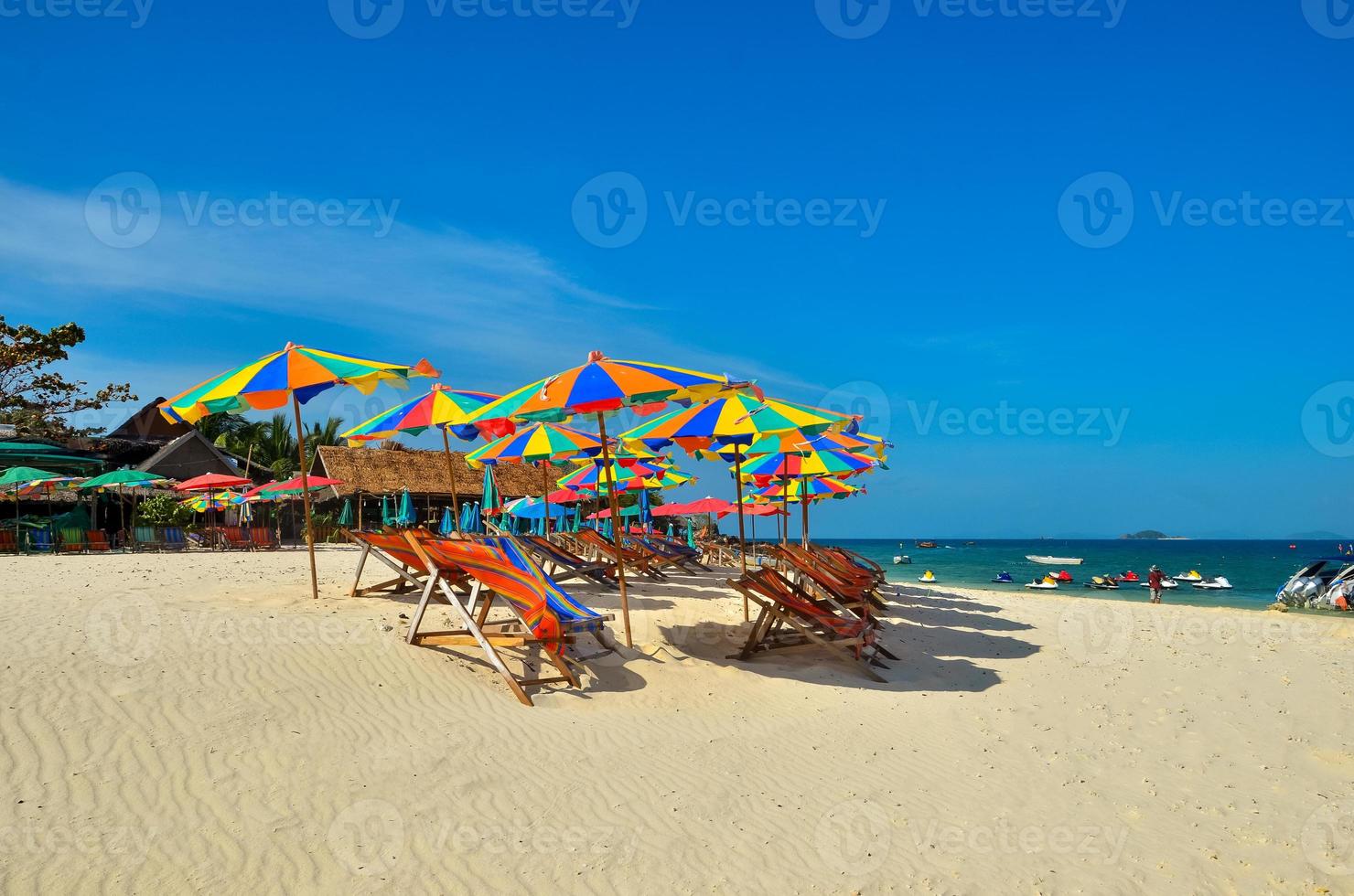 zee, eiland, paraplu, thailand, khai eiland phuket, ligbedden en parasols op een tropisch strand foto