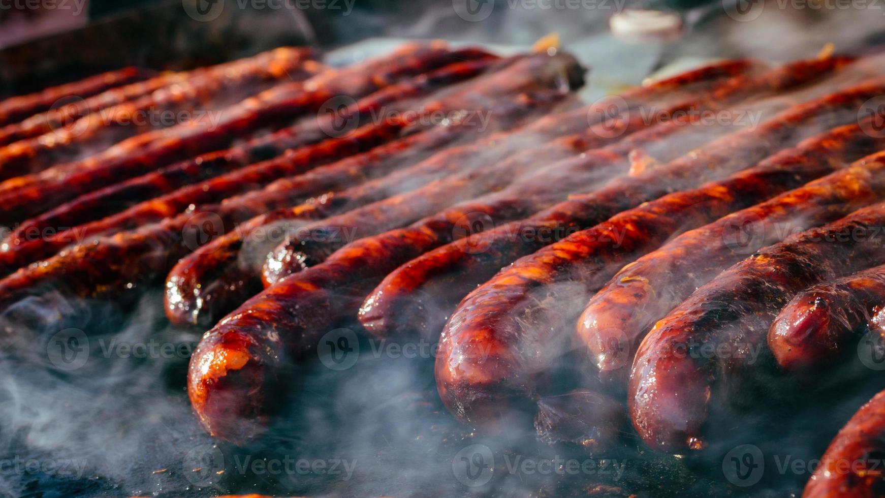 gegrilde worst op barbecue, grill. ondiepe scherptediepte. foto