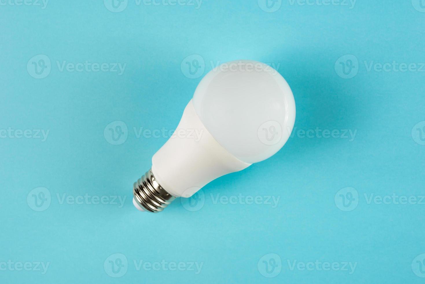 led-lamp e27 op blauwe achtergrond foto