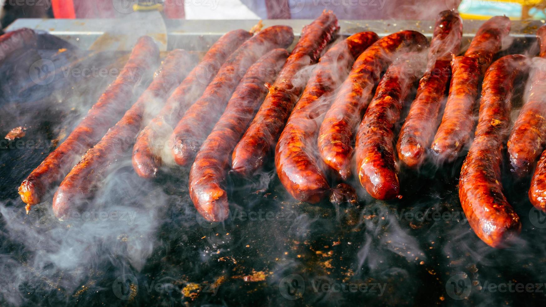 gegrilde worst op barbecue, grill. ondiepe scherptediepte. foto