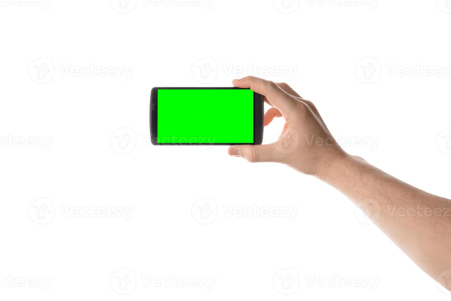 mannenhand houdt zwarte smartphone vast. geïsoleerd scherm met Chromakey en allemaal geïsoleerd op een witte achtergrond. foto