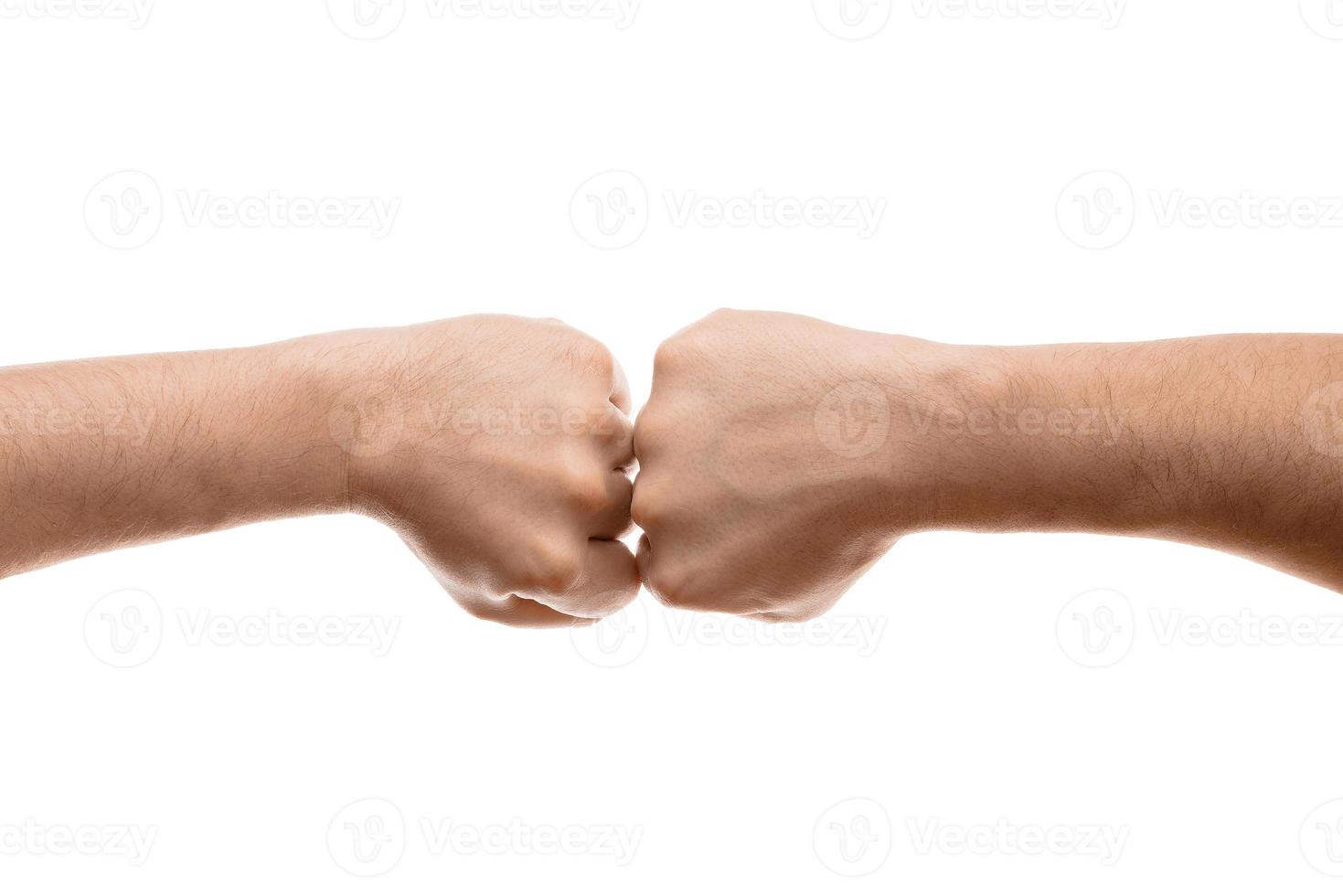 twee vuisten raken elkaar handgebaar. geïsoleerd op een witte achtergrond. foto