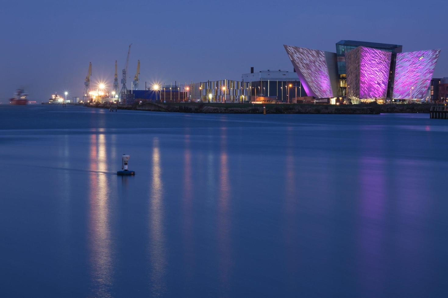 titanic centrum en dokken in belfast, noord-ierland, uk foto