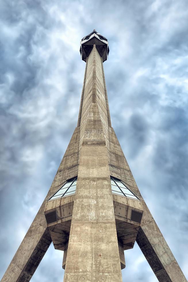 belgrado, servië, 18 maart 2017 - avala tv-toren foto