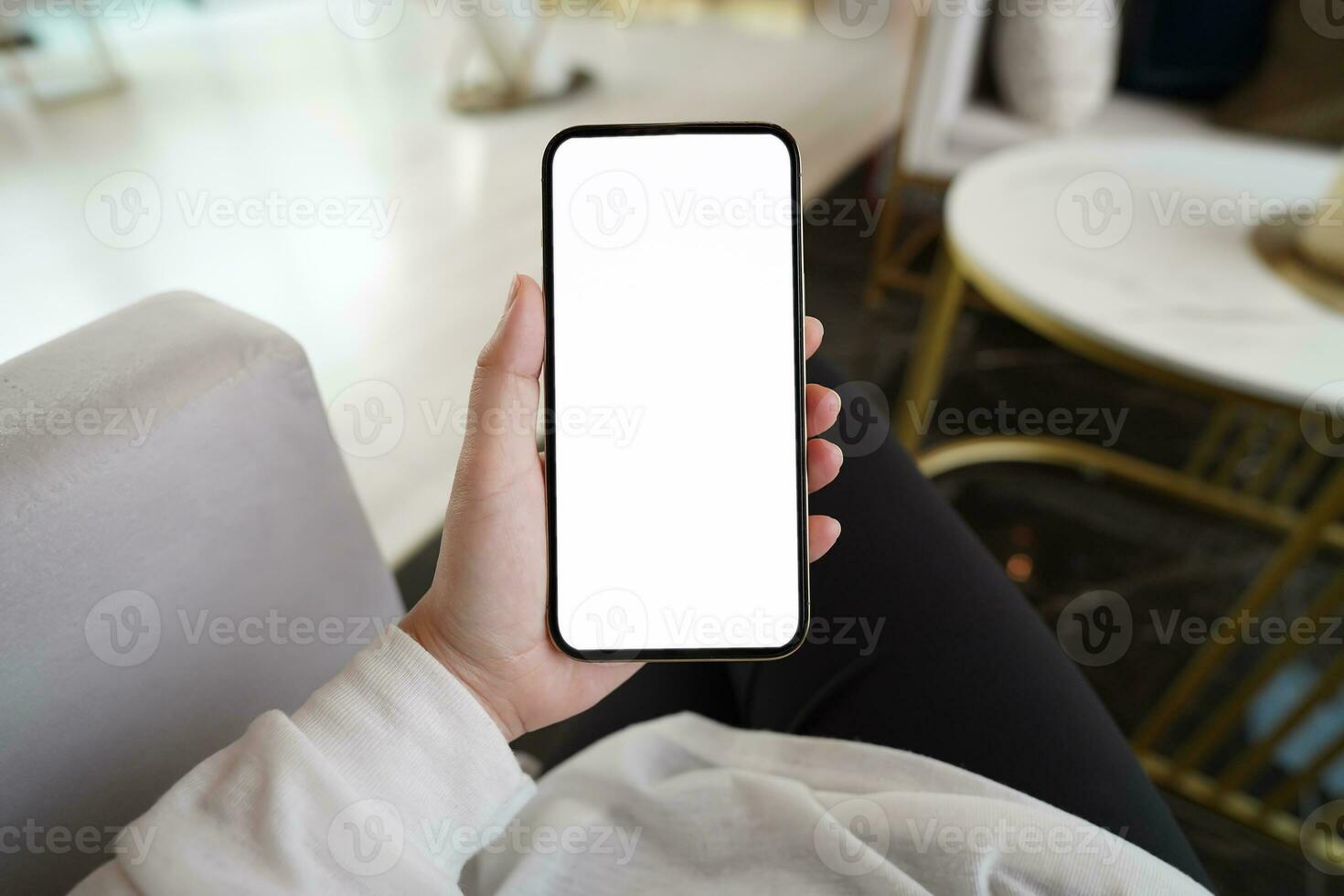 dichtbij omhoog van vrouwen handen Holding cel telefoon blanco kopiëren ruimte scherm. slim telefoon met technologie concept foto