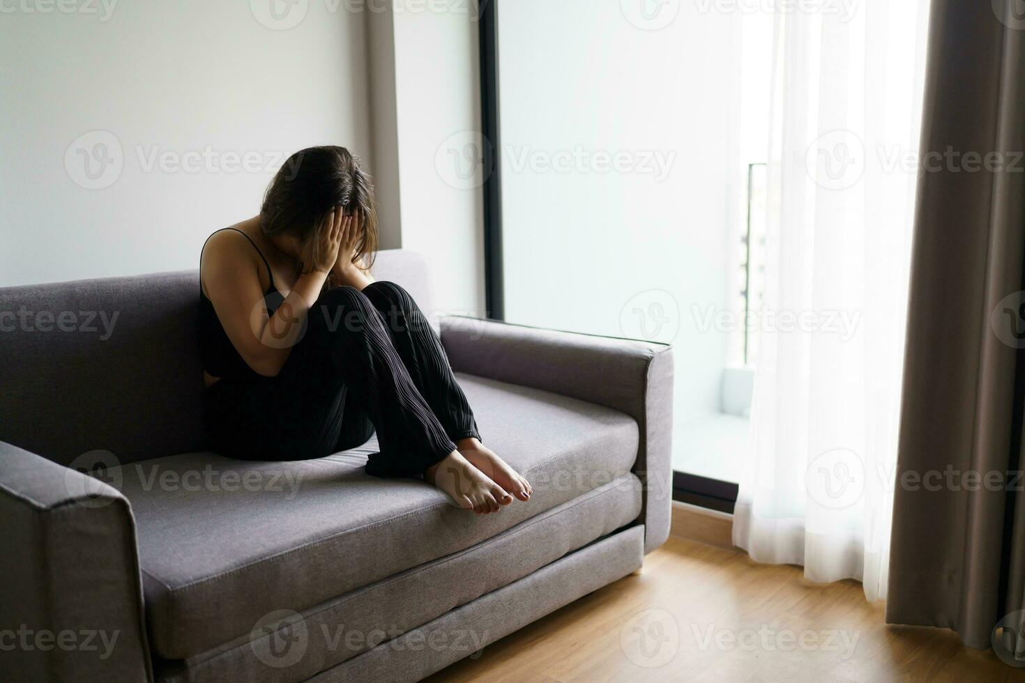 verdrietig vrouw denken over problemen zittend Aan een sofa van streek meisje gevoel eenzaam en verdrietig van slecht verhouding of depressief vrouw wanorde mentaal Gezondheid. foto