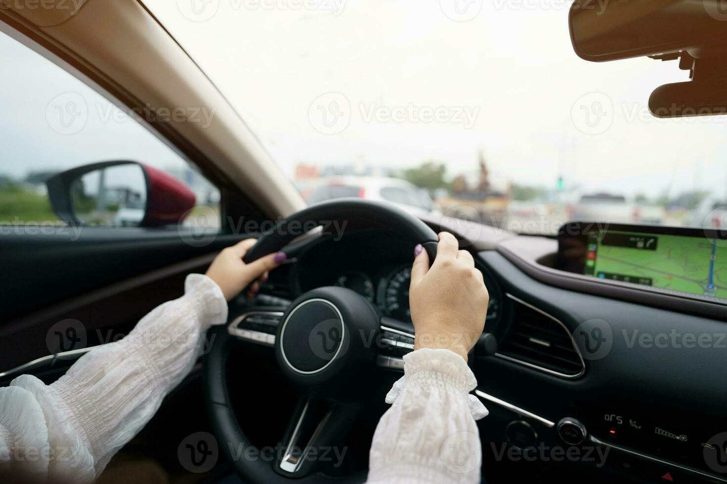 vrouw het rijden auto. meisje gevoel gelukkig naar rit Holding stuurinrichting wiel en op zoek Aan weg foto