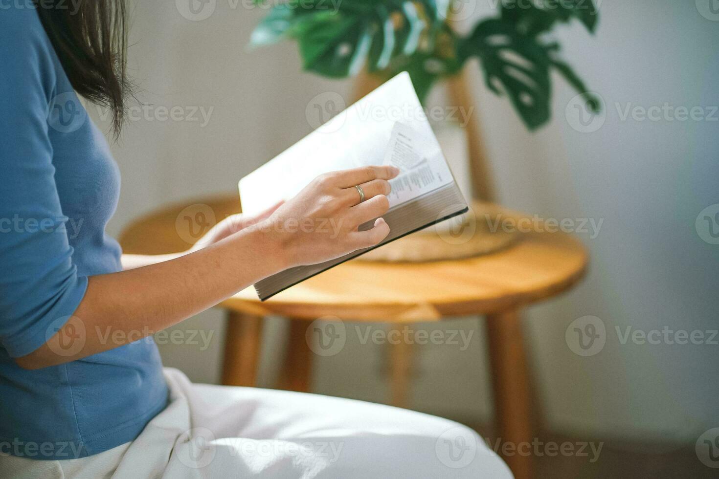 Dames lezing boek en ontspannende Bij huis en comfort in voorkant van geopend boek foto