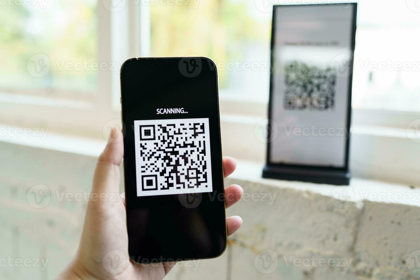 qr code betaling. e portemonnee. Mens scannen label geaccepteerd genereren digitaal betalen zonder geld.scannen qr code online boodschappen doen zonder contant geld betaling en verificatie technologie concept. foto