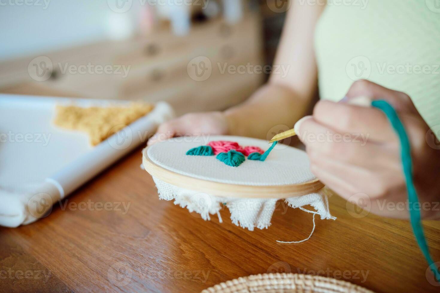 stempel naald. Aziatisch vrouw maken handgemaakt hobby breiwerk in studio werkplaats. ontwerper werkplaats handgemaakt ambacht project diy borduurwerk concept. foto