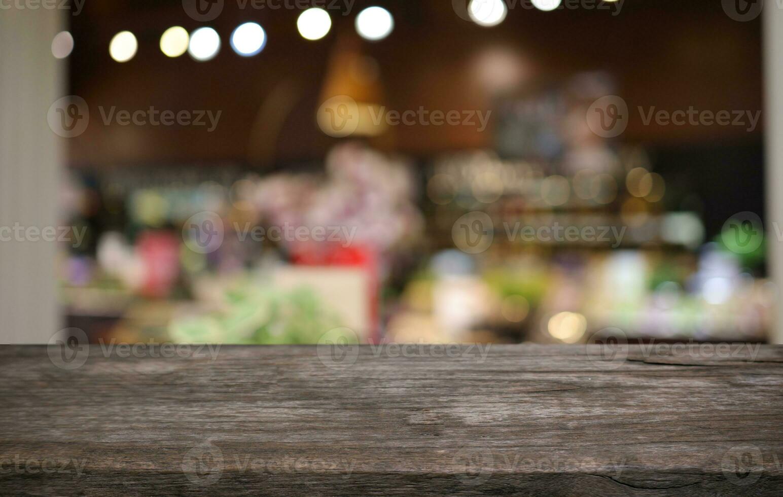 hout tafel top in voorkant van abstract wazig achtergrond. leeg houten tafel ruimte voor tekst afzet Promotie. blanco hout tafel oppervlakte kopiëren ruimte foto