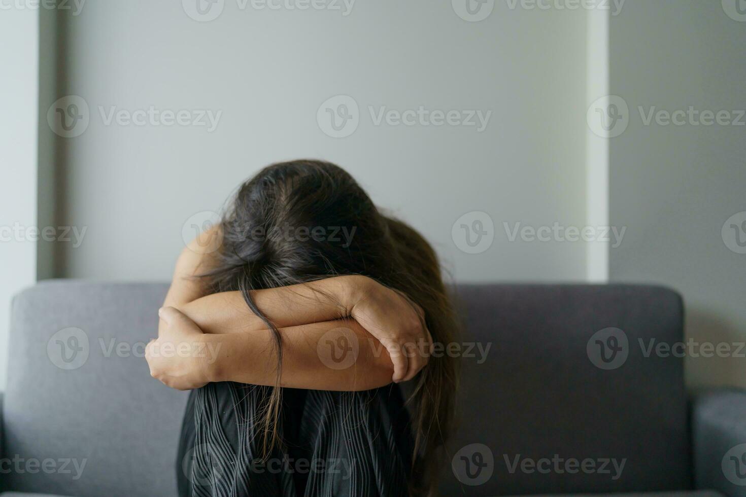 verdrietig vrouw denken over problemen zittend Aan een sofa van streek meisje gevoel eenzaam en verdrietig van slecht verhouding of depressief vrouw wanorde mentaal Gezondheid. foto