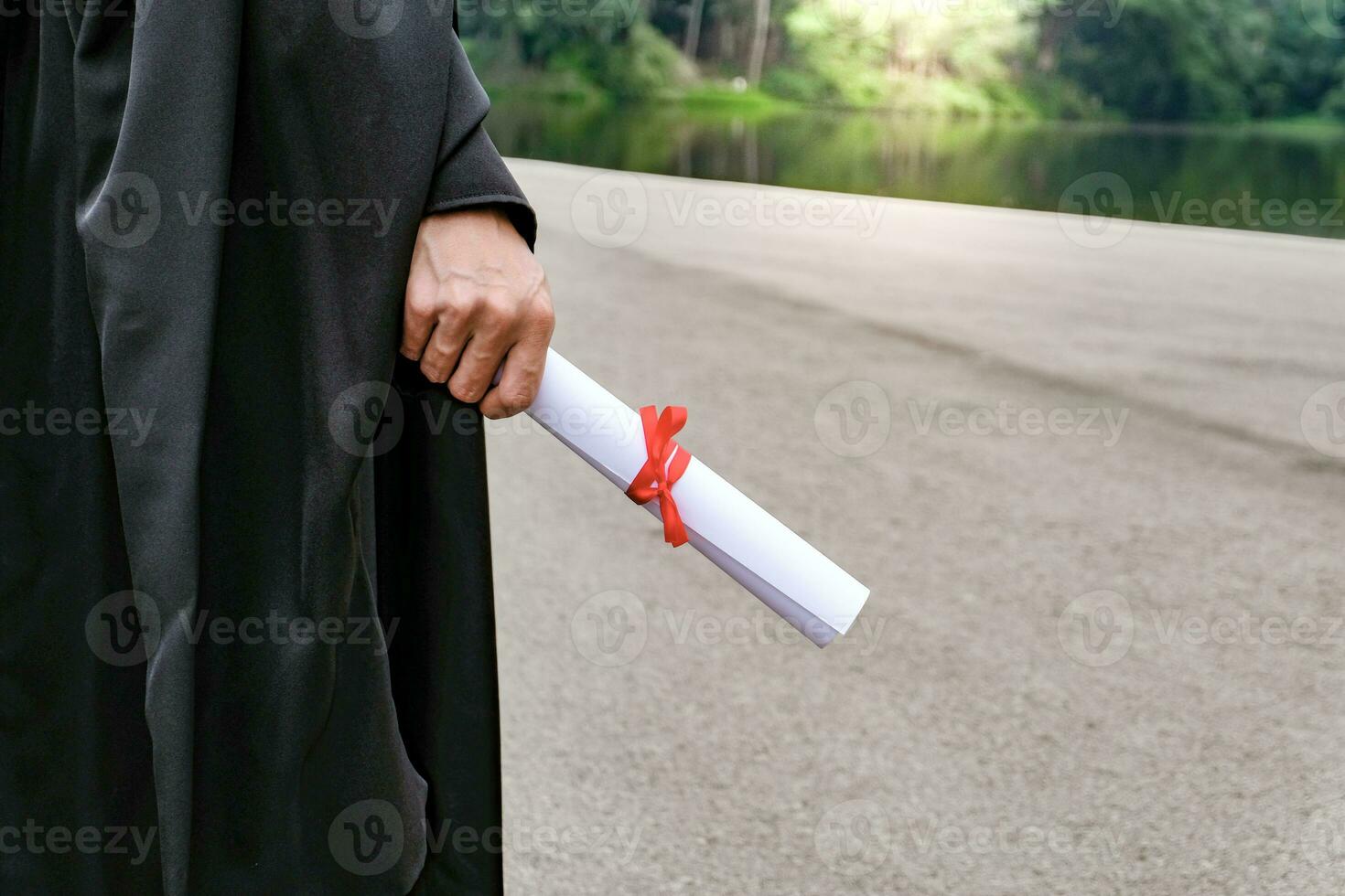leerling met Gefeliciteerd, afgestudeerden vervelend een diploma uitreiking japon van Universiteit. foto