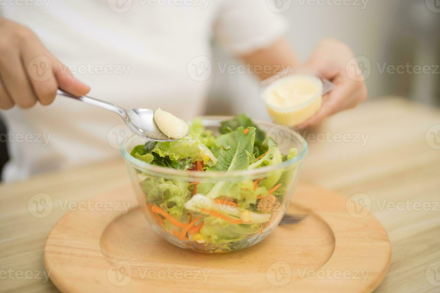 Aziatisch vrouw dieet gewicht verlies aan het eten vers vers eigengemaakt salade gezond aan het eten concept foto