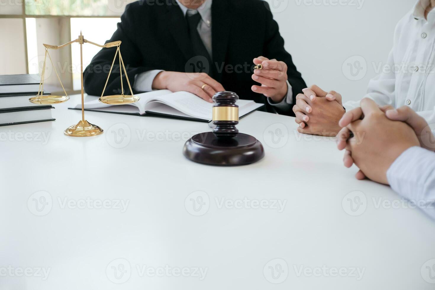 juridisch adviseur presenteert aan de cliënt een ondertekend contract met hamer en juridische wet. justitie en advocaat concept foto