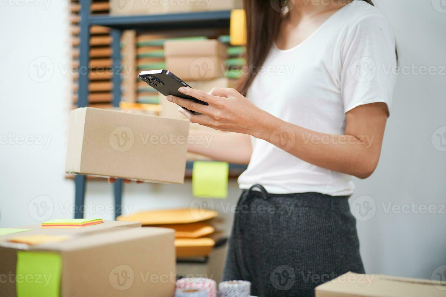 Aziatisch vrouw voorbereidingen treffen pakket levering doos Verzending voor boodschappen doen online levering mail onderhoud mensen en Verzending concept foto