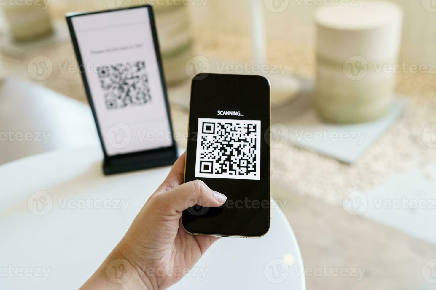 qr code betaling. e portemonnee. Mens scannen label geaccepteerd genereren digitaal betalen zonder geld.scannen qr code online boodschappen doen zonder contant geld betaling en verificatie technologie concept. foto