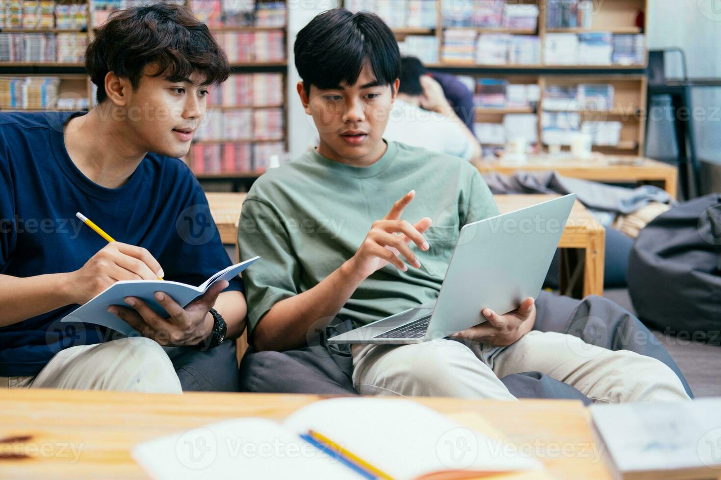 jong studenten campus helpt vriend vangen omhoog en aan het leren. foto