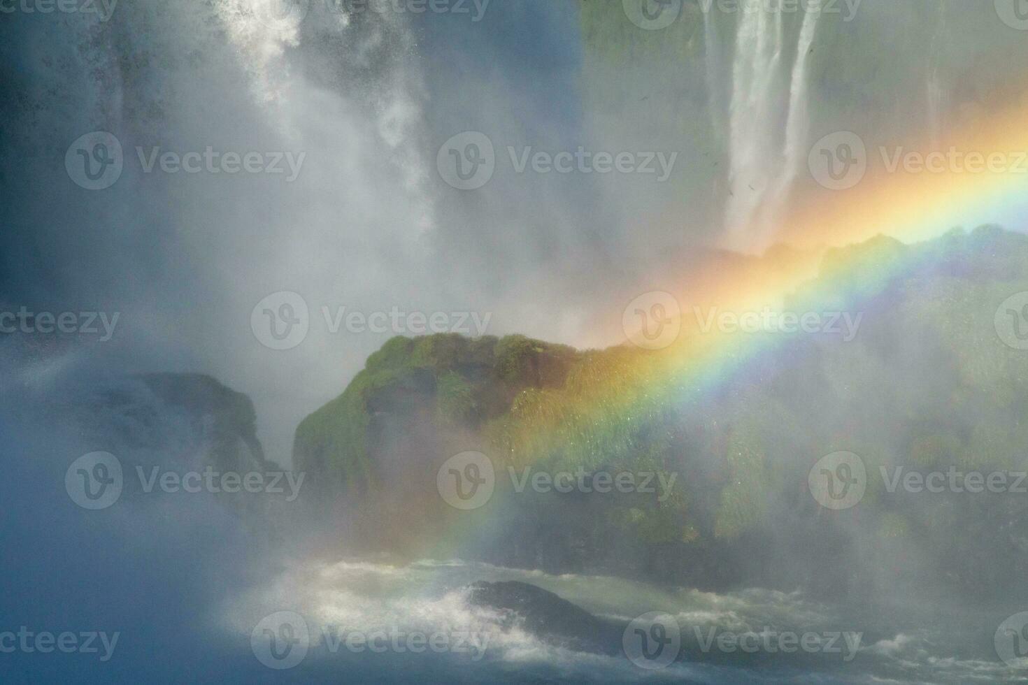 iguazu valt Aan de grens tussen Argentinië en Brazilië met mooi regenbogen en veel van vegetatie en veel van water vallend naar beneden hen foto