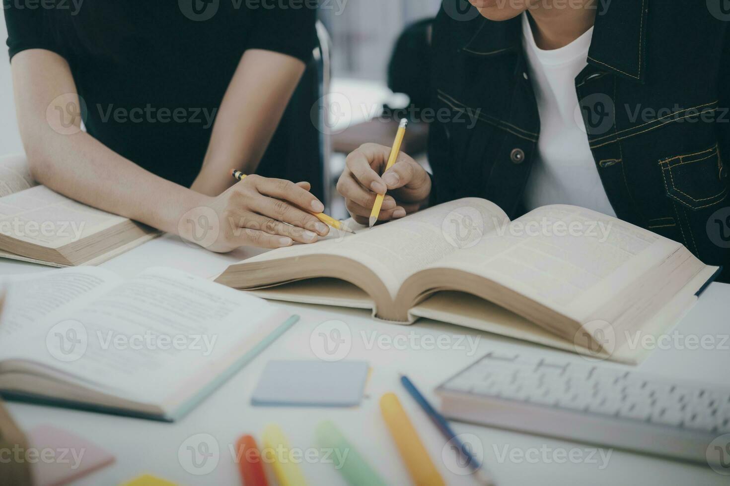 jong studenten campus helpt vriend vangen omhoog en aan het leren. foto