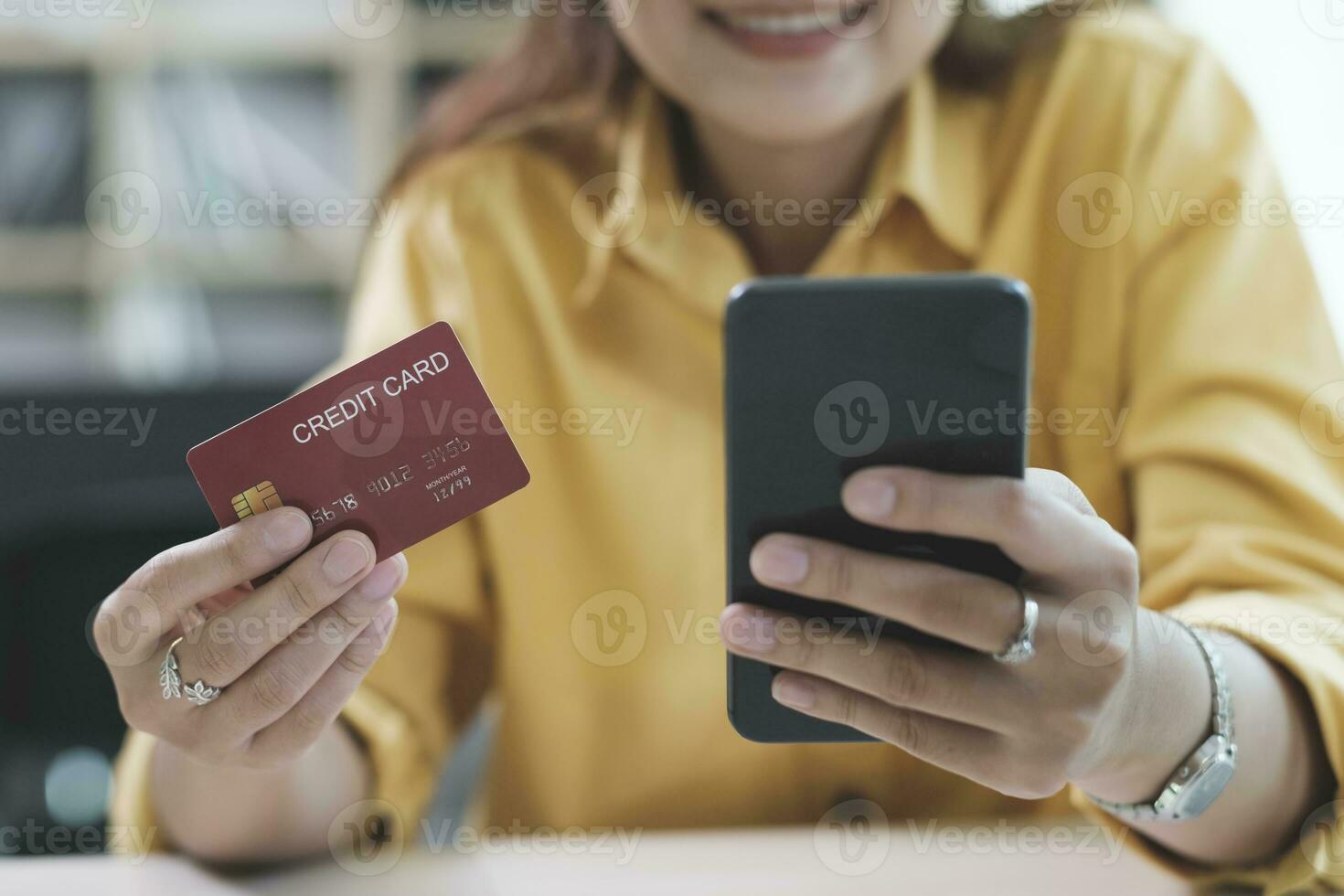 klant boodschappen doen online betalen door credit kaart. foto