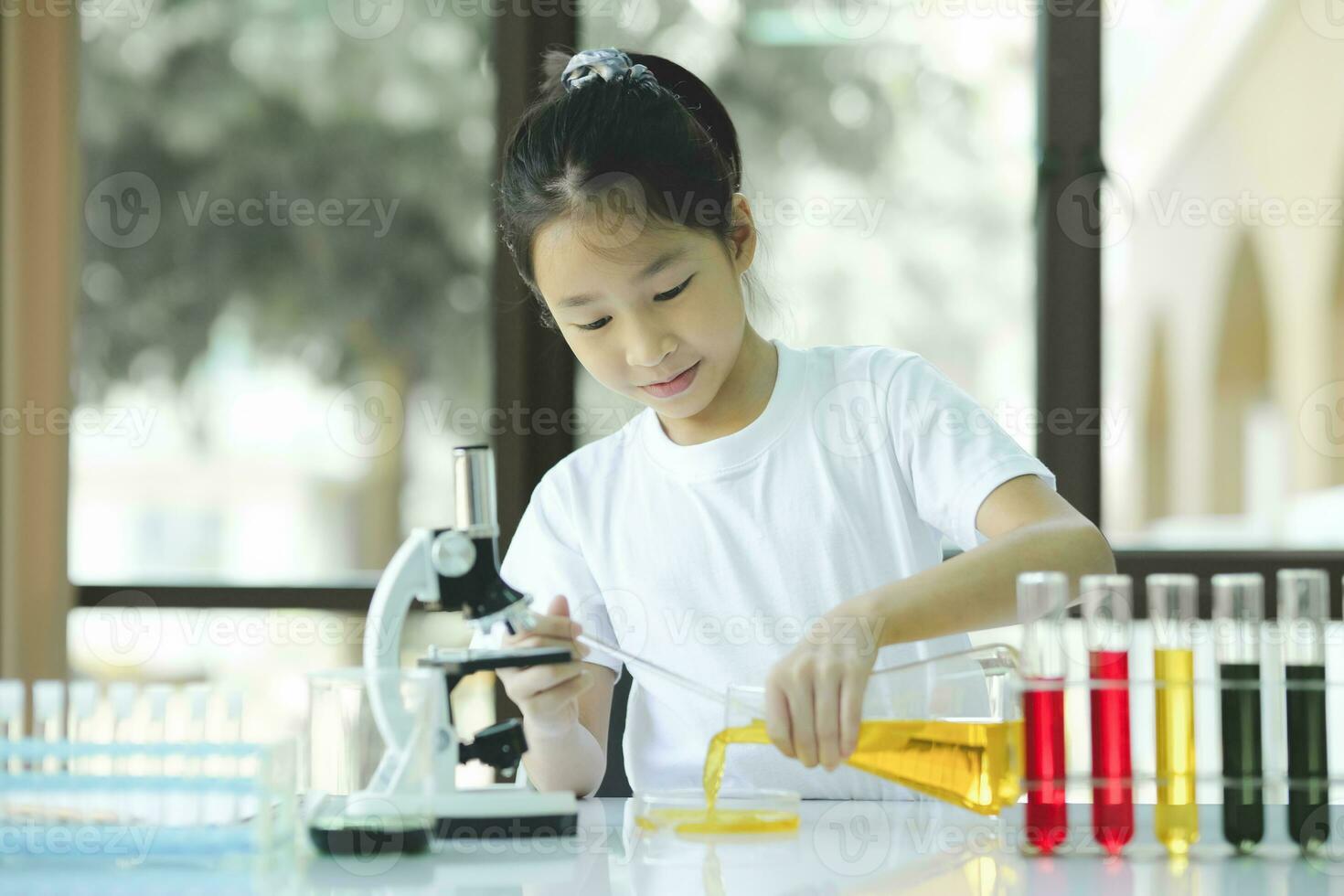 weinig kind met aan het leren wetenschap klasse in school- laboratorium foto