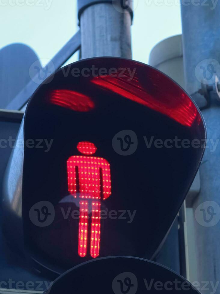 groene en rode verkeerslichten voor voetgangers en auto's foto