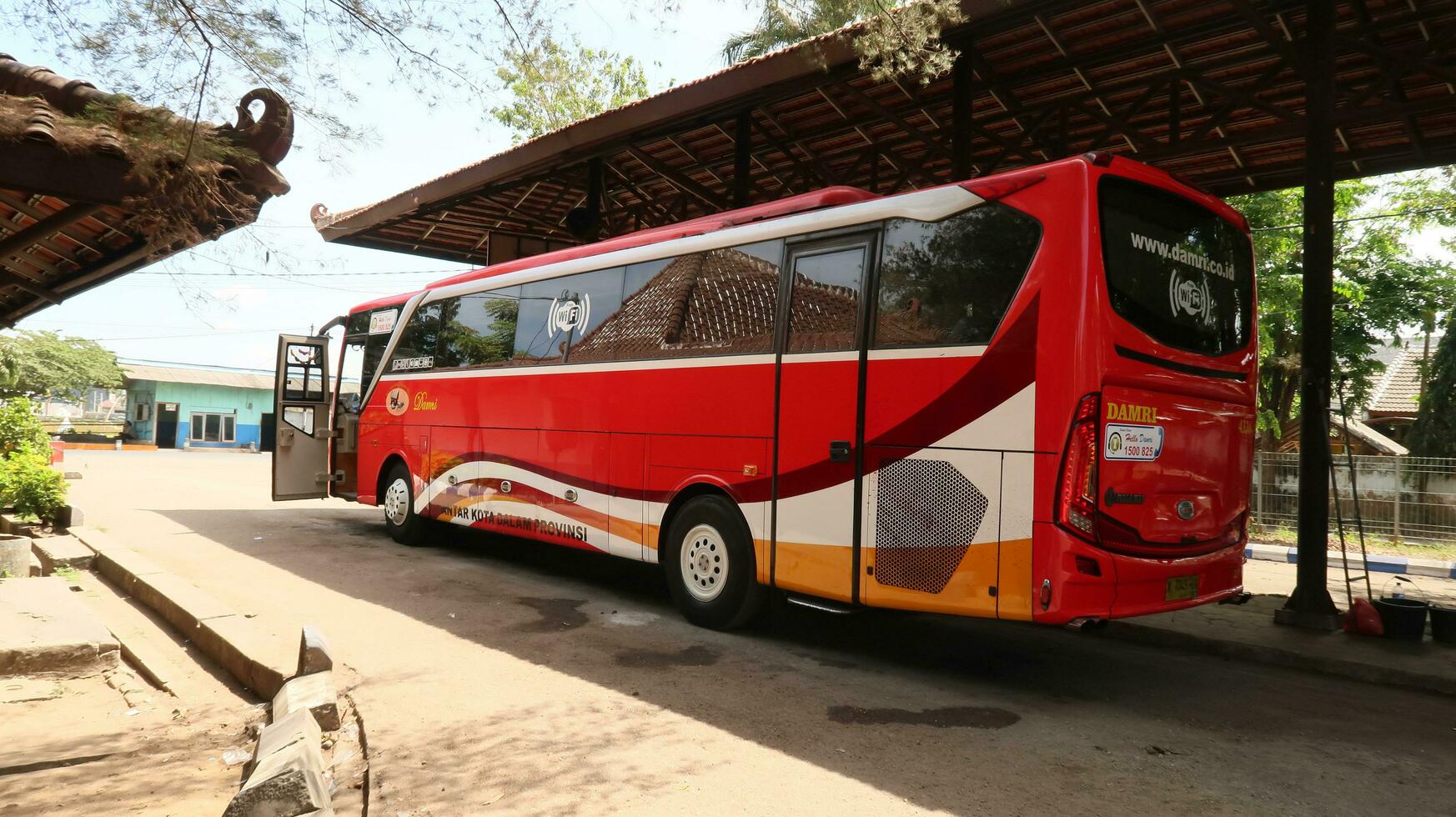 soerakarta, jawa tenga, Indonesië, 06e juli 2023, 2020, bussen en coaches in Indonesië, dubbele koek bus, bussen in Indonesië Java Indonesië foto