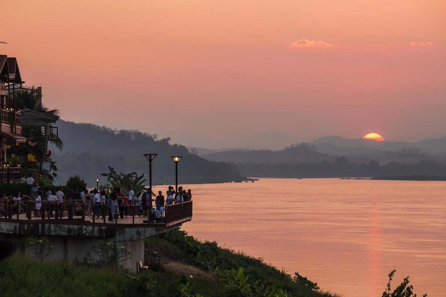 chiang khan-loei - 04 maart 2018 - zonsondergang voor toeristen in chiang khan, loei. foto