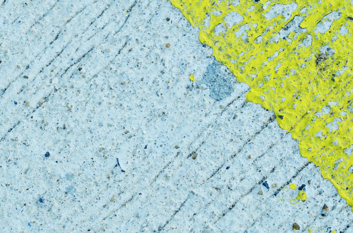 gele afbladderende verf op de betonnen weg naadloze textuur grunge achtergronden textuur foto