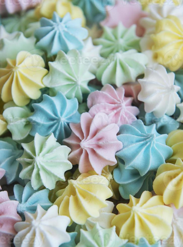 close-up heerlijke meringue koekjes pastel kleuren achtergrond foto