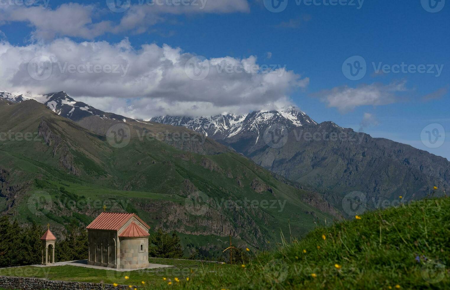 mooi landschap van klein kerk Aan bergen in Georgië in zomer foto
