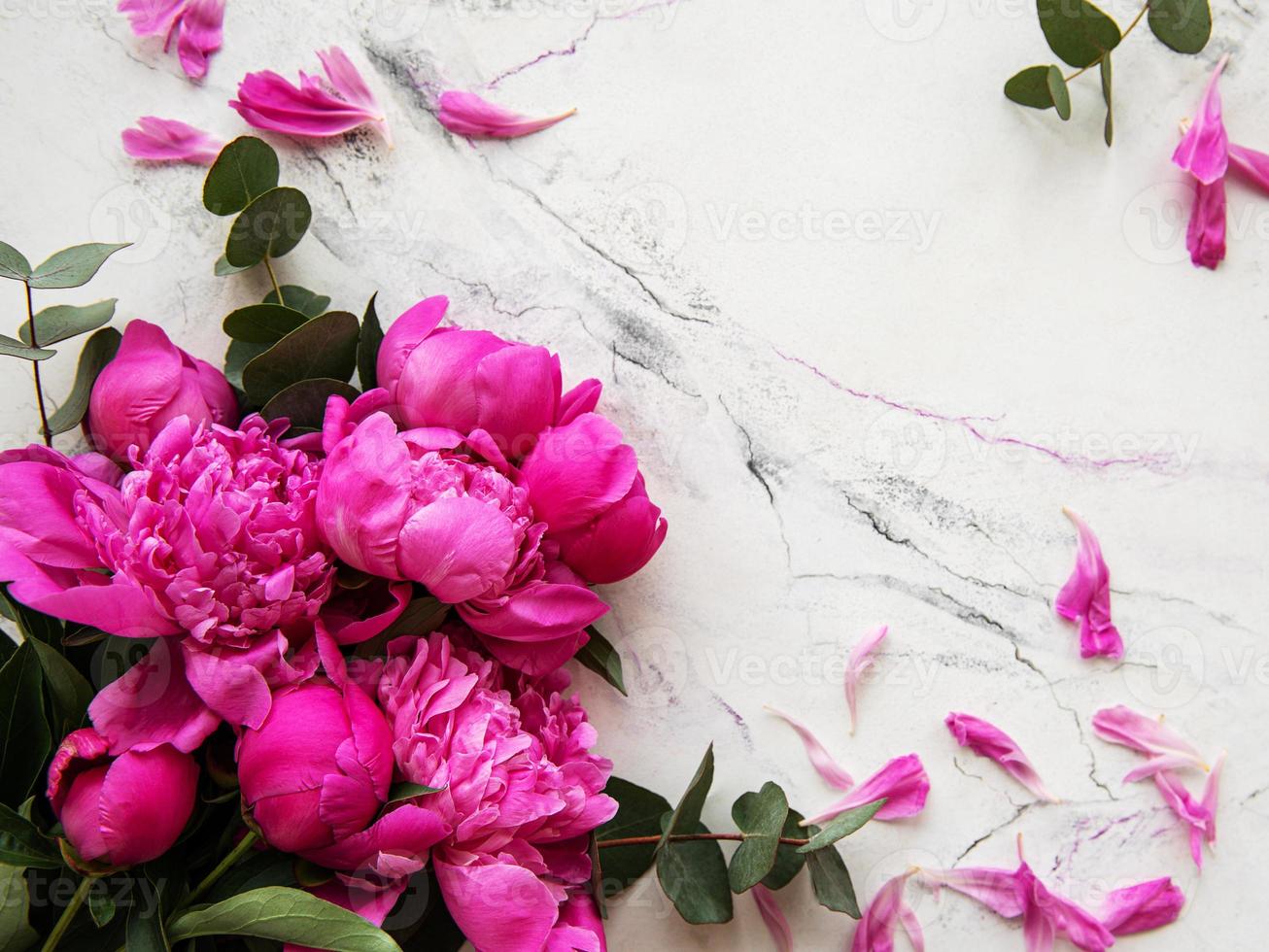 roze pioenrozen op een marmeren achtergrond foto