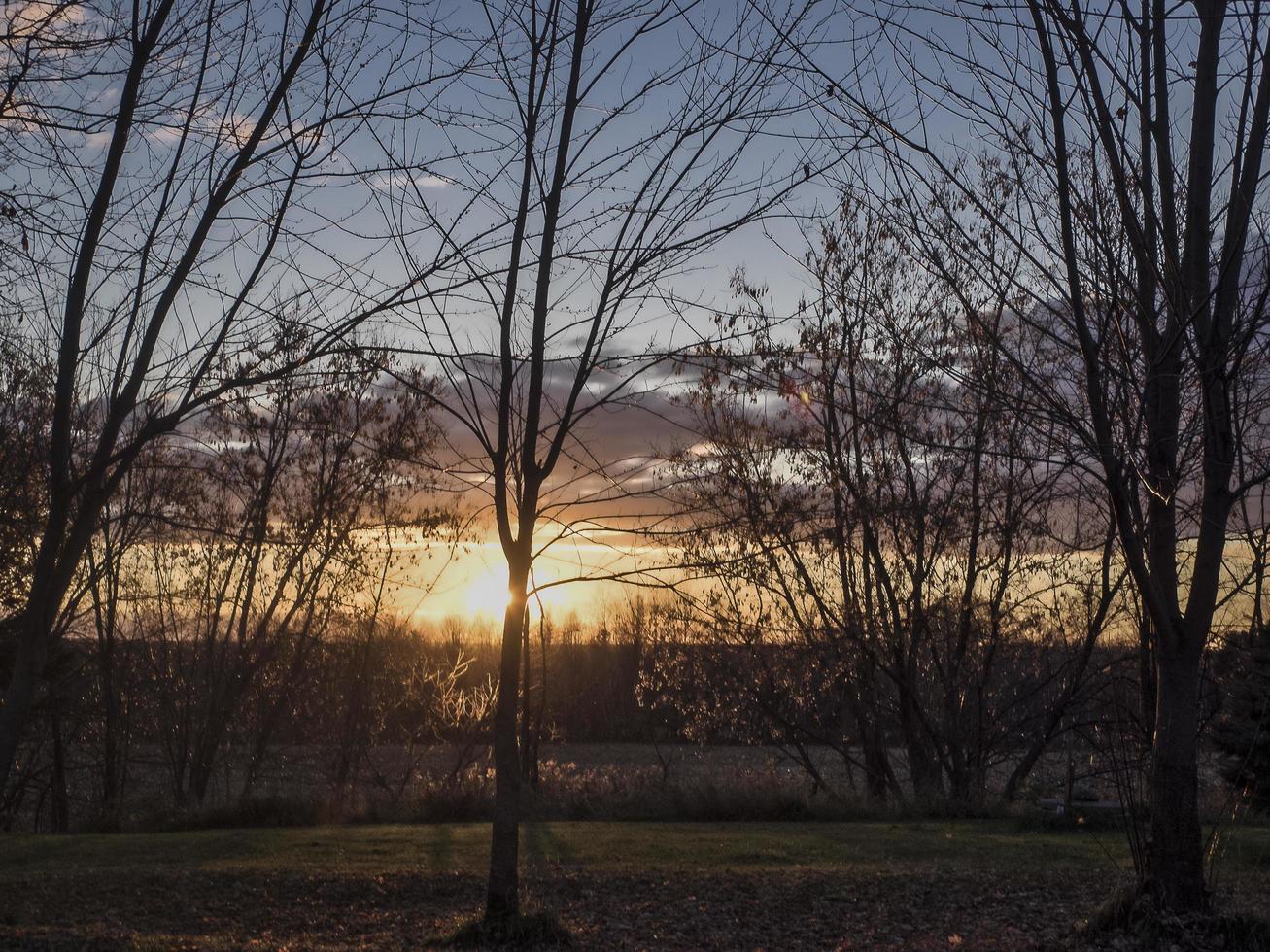 de zon gaat onder aan de horizon. foto